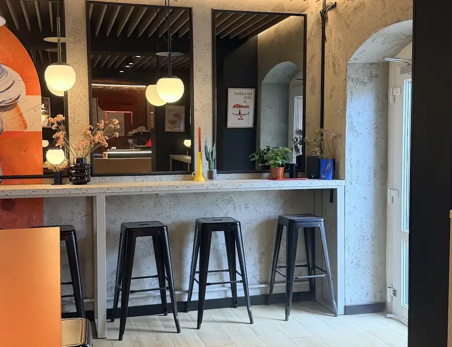 Bar z wysokimi krzesłami i lampami