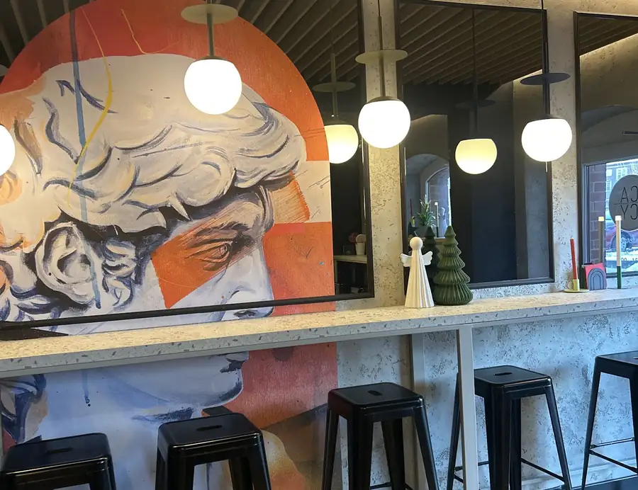 Mural na ścianie i bar z hokerami