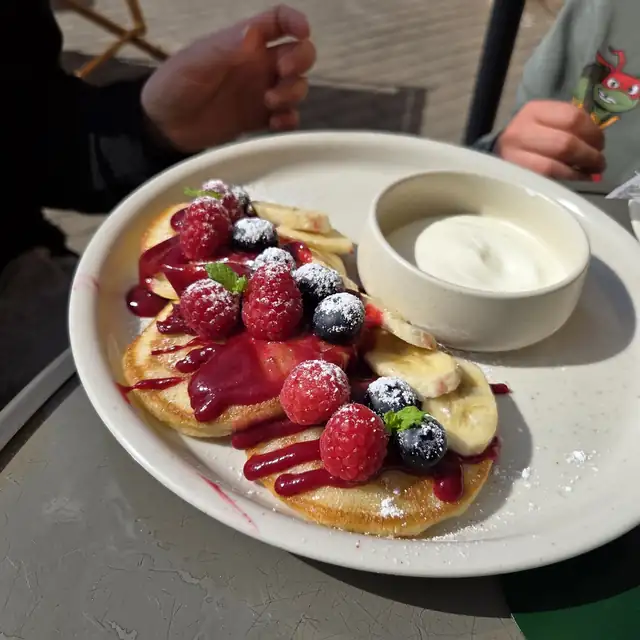 Pancakes z owocami i śmietaną