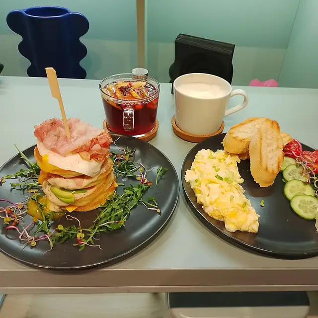 Wieża pancakes z jajkiem i bekonem